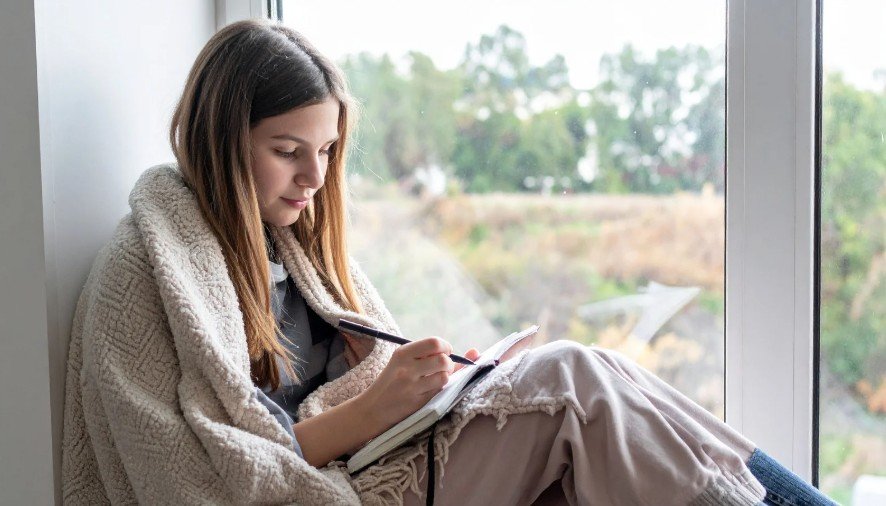 Rumination reduction improves when emotional labeling and trigger identification are supported through consistent journaling. By tracking sleep pattern tracking, medication side effects, and avoidance behaviors, patients increase treatment efficiency and strengthen appointment preparation for virtual care.